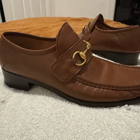 Gucci Tan Leather Men's Slip-On Loafers with Gold Detail - Picture 2 of 6